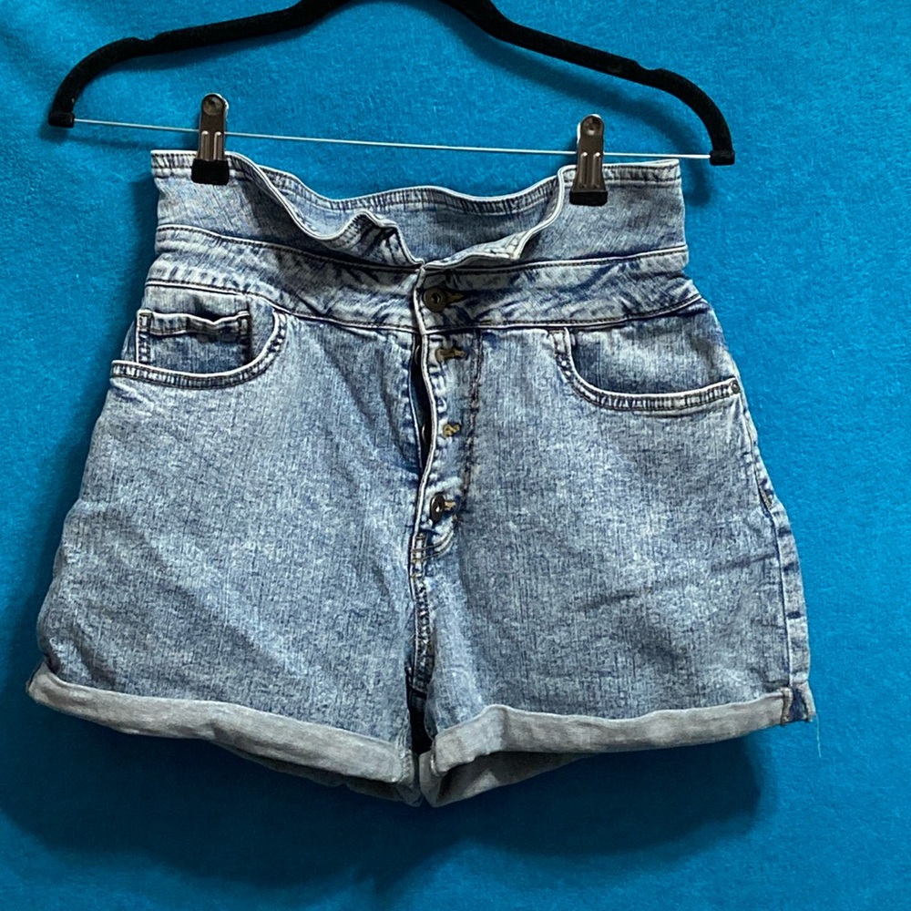 No Boundaries High waisted Jean shorts.